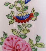 Kínai pillangós porcelán váza, kézzel festett, jelzett, kis kopásnyomokkal, m: 34 cm