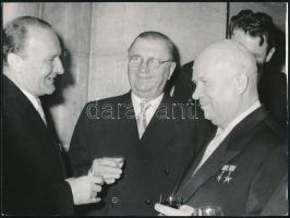 cca 1950-1960 Hruscsov és Kádár, MTI sajtófotó, hátulján felirat, 18x24 cm