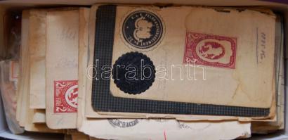 1.000 klf ajánlási ragjegy továbbá levélzárók, okmánybélyegek, okmányok és okmánydarabok kartondobozban