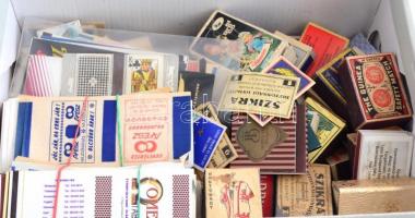 Cipősdoboznyi gyufacímke ömlesztve, kötegelve, sorokkal