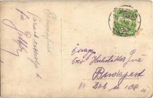 1915 Baja, harctérre vonuló katonák hölgyekkel. photo