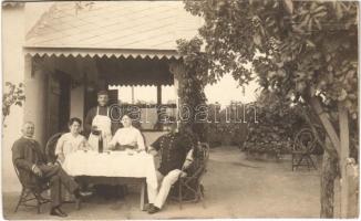 1912 Székesfehérvár, katonatisztek a "Kurucz"-i hajlék teraszán, villa. Pete Gyula photo  (r)