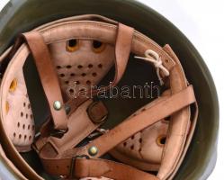 Magyar katonai fém rohamsisak, belül bőr betéttel, jó állapotban, 27x24,5x16 cm és Magyar katonai gá...