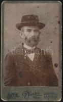 cca 1890 Kalapos férfi, keményhátú fotó a Dunky fivérek műterméből, foltos, 10,5×6,5 cm