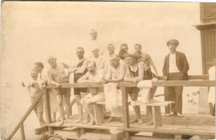 Crikvenica, Cirkvenica; korabeli fürdőruhás férfiak a kabinoknál / men in early bathing suits with spa cabins. Photo E. Jelussich photo (Rb)