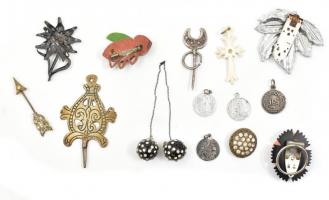 Vegyes bizsu tétel: 12 db gyopáros, cipődíszek, sáltű strassz kővel, övcsat, csont kereszt