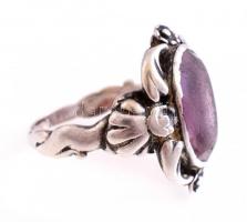 Ezüst (Ag) gyűrű, lila kővel. Jelzett. 6,8g m: 52