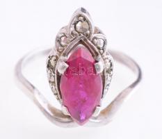 Ezüst (Ag) gyűrű, rubin színű kővel. Jelzett. 2,4g m: 56