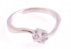 Ezüst (Ag) gyűrű kis méretű, dekor kővel. Jelzett. 1,49 g m: 48