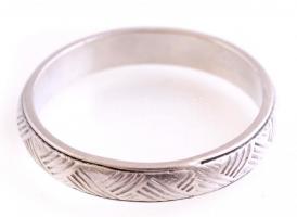 Ezüst (Ag) karika gyűrű Jelzett. 2,59 g m: 58
