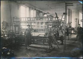 cca 1920-1930 Békéscsaba, Hubertus Kötött és Szövöttárugyár Rt. Raschel kötő-szövő-gépterem, hátoldalon feliratozott fotó, felületén törésnyom, kitüremkedés, 11,5×16,5 cm
