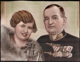 cca 1930 Katonatiszt kitüntetésekkel felesége társaságában, színezett fotó, vágott, 22,5×29,5 cm