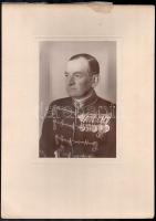 cca 1930 Katonatiszt kitüntetésekkel, fotó, kartonra kasírozva, 18×11,5 cm
