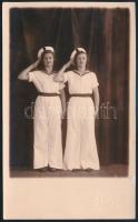 cca 1920 Matrózruhás lányok, fotólap Blahos budapesti műterméből, 13,5×8,5 cm