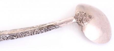 Ezüst(Ag) szervírozó kanál, jelzett, h: 31 cm, nettó: 146 g