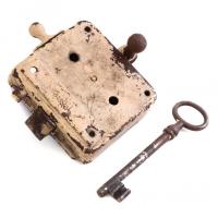 Régi zárszerkezet, pince zár, kulccsal 10x12 cm