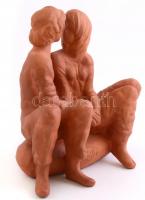 Kligl Sándor (1945): Csókolózó pár.Terrakotta. Jelzett. m: 23,5 cm