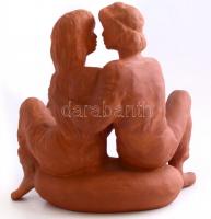 Kligl Sándor (1945): Csókolózó pár.Terrakotta. Jelzett. m: 23,5 cm