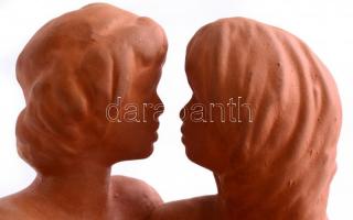 Kligl Sándor (1945): Csókolózó pár.Terrakotta. Jelzett. m: 23,5 cm