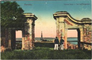 Pozsony, Pressburg, Bratislava; várrom kapu, katonák. Vasúti levelezőlapárusítás 42. sz. - 1915. / Tor der Burgruine / castle ruins, gate, K.u.K. soldiers (lyuk / pinhole)