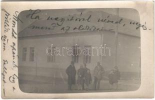 1930 Gyula, ház, családi csoportkép. photo