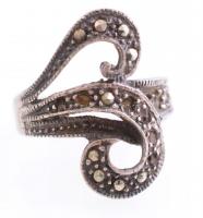Ezüst(Ag) gyűrű, hiányos markazit berakással, jelzett, méret: 52, bruttó: 4,06 g