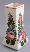 Hollóháza riolit népi mintás kerámia váza, kézzel festett, jelzett, kopásnyomokkal, mázhibákkal, m: 21,5 cm