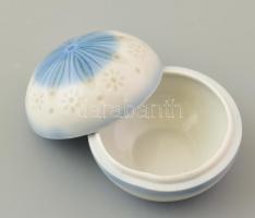 Aquincumi porcelán dobozka, kézzel festett, jelzett, belső peremén kis lepattanásokkal, d: 6 cm
