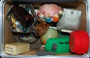 Vegyes bolhapiac tétel: benne dianéző, porcelán figurák, hamutartó, egyéb