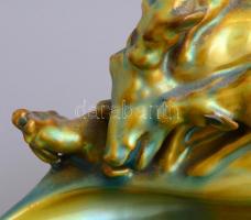 Zsolnay eozin mázas vadász jelenetes (vadkan és kutyák) névjegytartó. Jelzett, lepattanással m: 12 c...