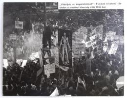 1966 Vádoljuk az imperializmust! Fiatalok tiltakozó tüntetése az amerikai követség előtt, táblára kasírozott, feliratozott fotó, egyik szélén gyűrődésekkel, 39×49 cm