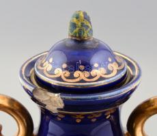 Zsolnay amfora váza udvarlási jelenettel. XIX. sz. vége. Kézzel festett, jelzett (máz alatti kék csa...