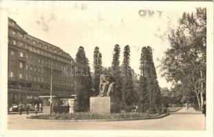 1950 Pozsony, Pressburg, Bratislava; Hviezdoslavov pomník, Hotel Carlton / Hviezdoslav emlékmű, Carlton szálloda, automobil / monument, hotel, automobile (fl)