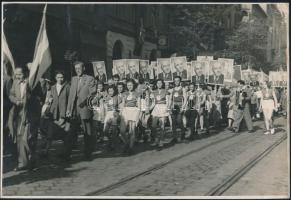 cca 1949 A jó vezetőből sosem elég, sportolók egy felvonuláson, fotó hátoldalon javítva, 16×23 cm