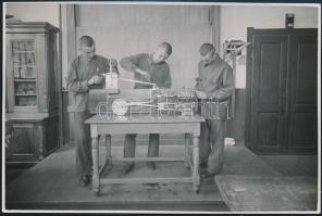 cca 1938 Tanoncok tanulmányozzák egy maketten a gépek működését Debrecenben egy MÁV iskolában, fotó hátoldalon részben feliratozva, 17,5×11,5 cm