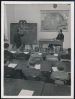 cca 1938 Tanóra egy iskolában, a falon Nagy-Magyarország térképével, jó állapotban, 12×9,5 cm
