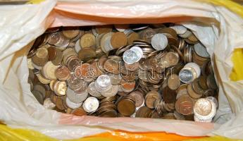 12,3kg vegyes fémpénz, egész világ, régi és új