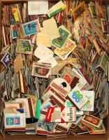 Több ezer csehszlovák és szlovák gyufacímke és gyufásdoboz 28x17x36 cm-es dobozban