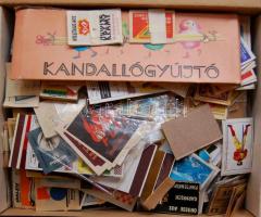 2098 darab vegyes magyar és külföldi gyufacímke dobozban