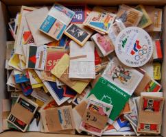 3285 darab vegyes külföldi gyufacímke dobozban benne számos érdekes országgal