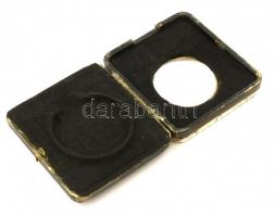 Ezüst (Ag) zsebóra tok, nagy méretű, 8 napos zsebórákhoz. Bőr, ezüst rátéttel,  gravírozással. Jelze...