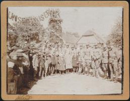 1917 Előkészületek IV. Károly király és császár fogadására egy magyar faluban, díszkapuval, falusiakkal és katonákkal, fotó kartonon, 11,5×9 cm