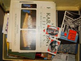 Vegyes bolhapiac tétel: jó allpotú bőrönd benne sok száz modern reklám képeslap, gyűjtőkártya, egyéb papír, + női karóra, telefonkártya, fotóalbum, hanglemezek