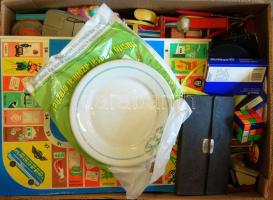 Nagy bolhapiac tétel: banánosdoboznyi vegyes játéktétel + 3 db porcelántányér + vegyes írószerek