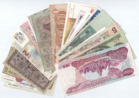 Vegyes 20db-os papírpénzt tétel a világ minden tájáról, közte Dél-Afrika, Ausztria, Bulgária, Olaszo...