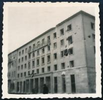 1956 Budapest, szétlőtt épület, kép a forradalomból, fotó, 5,5×5,5 cm