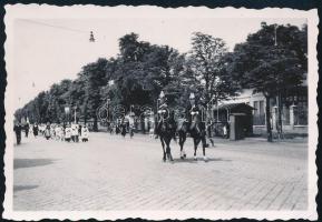 1939 Budapest, Kelenföld, Úrnapi körmenet, feliratozott fotó, 9×6 cm