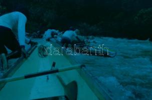 cca 1960-1981 Egy világutazó emlékei. 1370 darab fekete-fehér és színes negatív film kockák cipős do...