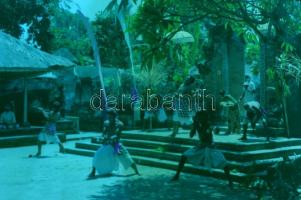 cca 1960-1981 Egy világutazó emlékei. 1370 darab fekete-fehér és színes negatív film kockák cipős do...