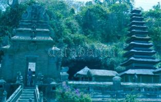 cca 1960-1981 Egy világutazó emlékei. 1370 darab fekete-fehér és színes negatív film kockák cipős do...